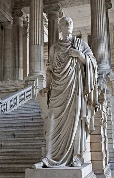 Brussel - 22 juni: cicero standbeeld van vestiubule van Justitie Paleis op 22 juni. 2012 in Brussel. — Stockfoto