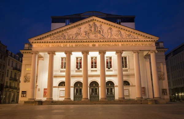 Bruxelas - Teatro Real de la Monnaie à noite . — Fotografia de Stock