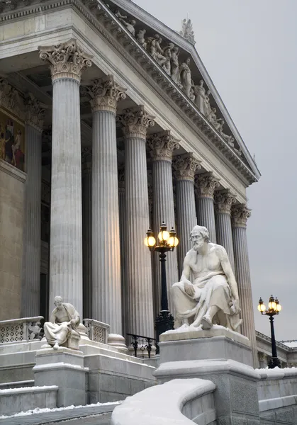 Wenen - Parlement en filosofen standbeeld in winterochtend — Stockfoto