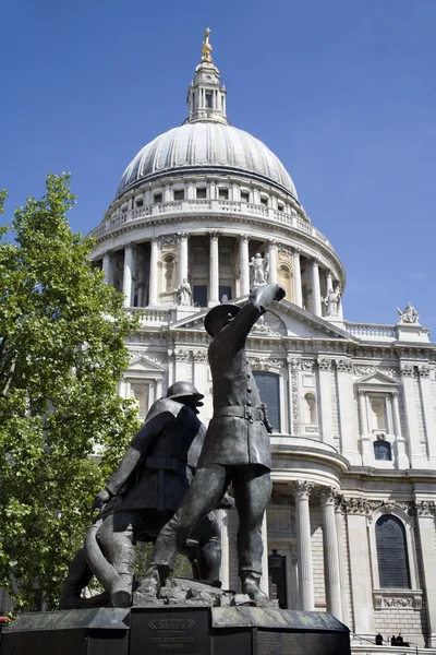 Londres - memorial de la primera guerra mundial y la catedral de St. Pauls —  Fotos de Stock
