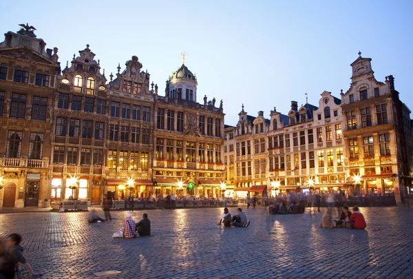 Brusel - hlavní náměstí a radnice v večer. Grote markt. — Stock fotografie