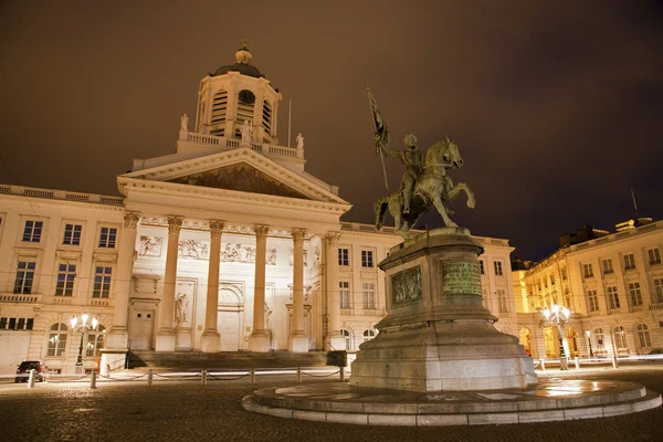 Bruselas Iglesia de San Jacques en el Coudenberg y Godefroid Van Bouillon rey de Jesusalem memorial por la noche . — Foto de Stock