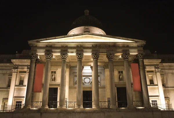 Londres - Galeria Nacional na praça Trafalgar à noite — Fotografia de Stock