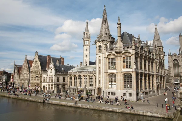 GENT - JUNE 23: Post palace and typical old houses and west facade of post palace with the canal in evening light from Graselei street on June 24, 2012 in Gent, Belgium. — Stock Photo, Image