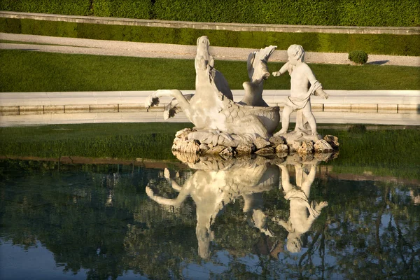 Vienna - fountain from Belvedere palace in morning — Stock Photo, Image