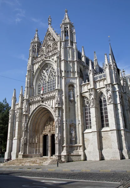Bruselas - Iglesia gótica de Notre Dame du Sablon - portal sur . — Foto de Stock