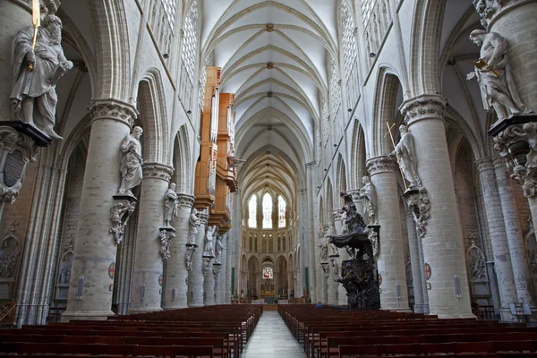 BRUSSELS - JUNE 22: Nave of gothic cathedral of Saint Michael on June 22, 2012 in Brussels. — Stock Photo, Image