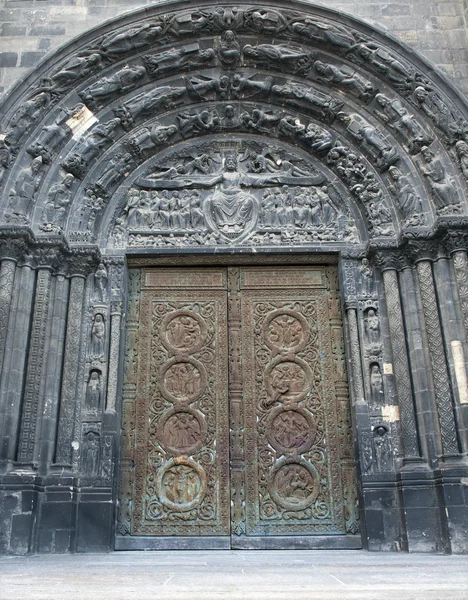 Paříž - hlavní portál první gotické katedrály saint denis — Stock fotografie