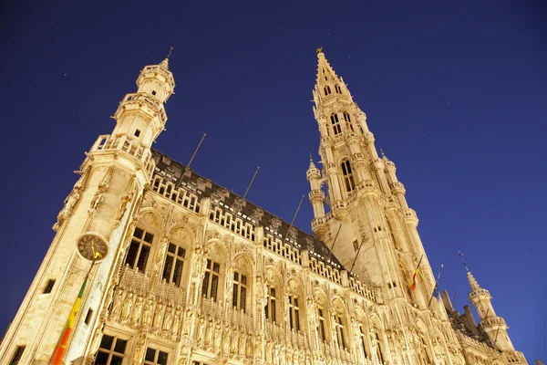 Brussel - het stadhuis in avond. UNESCO werelderfgoed. — Stockfoto