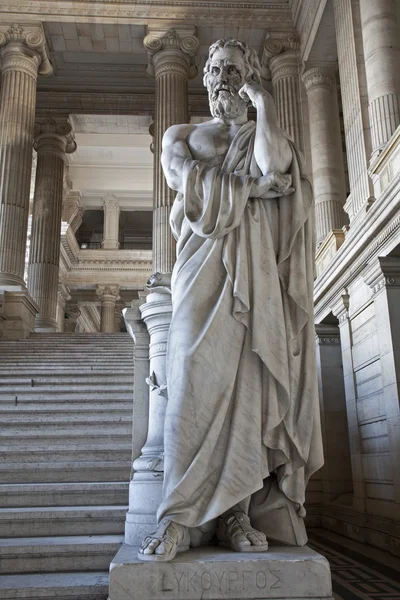 布鲁塞尔-6 月 22 日： lycurgos 从 vestiubule 上 2012 年 6 月 22 日在布鲁塞尔举行的司法宫古斯巴达国王的雕像. — 图库照片