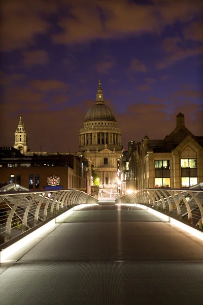 Londres - St. Paus catedral y puente moderno en la mañana — Foto de Stock