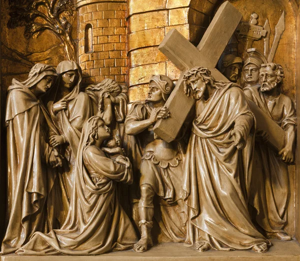 BRUSSELS - JUNE 24: Jesus and the womans. Relief from Cross way from Saint Antoine church on June 24, 2012 in Brussels. — Stock Photo, Image