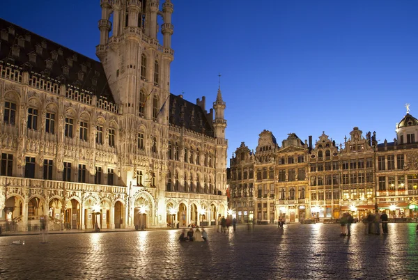 Bruselas - La plaza principal y el ayuntamiento por la noche. Grote Markt . — Foto de Stock