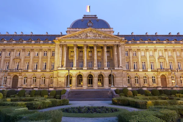Brussel - het Koninklijk Paleis in de avond, België. — Stockfoto