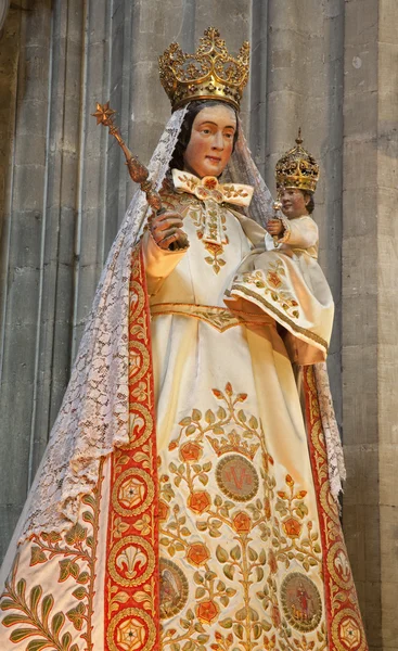 Gent - 23. června: socha Panny Marie v šití oděvů od notre dame du sablon church v červnu 23, 2012 v Gentu, Belgie. — Stock fotografie