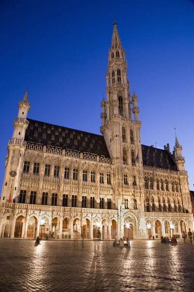 布鲁塞尔-主要广场和市政厅在晚上。教科文组织世界遗产站点. — 图库照片