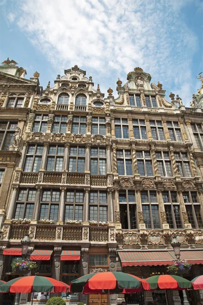 Bruselas - La fachada de los palacios de la plaza principal a la luz de la mañana. Grote Markt . —  Fotos de Stock