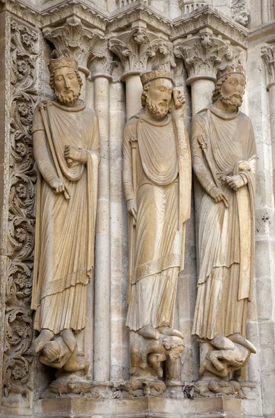 巴黎-圣雕像从圣丹尼斯哥特式大教堂的主门户网站 — 图库照片