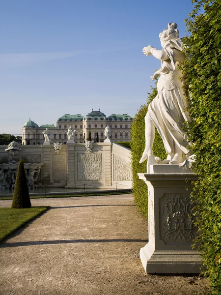 Viena - Palácio Belvedere e estátua no parque — Fotografia de Stock