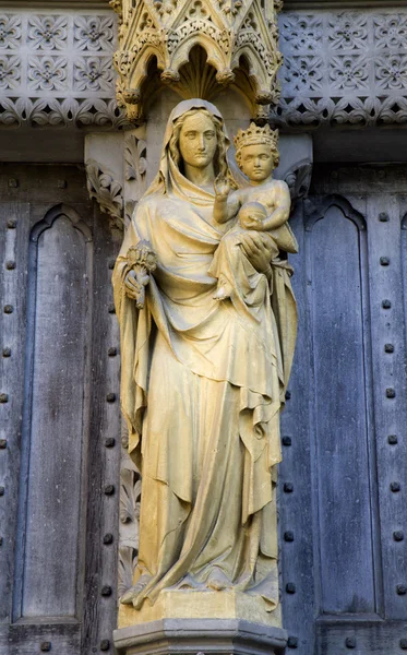London - holy Mary statue form east portal of Westminster abbey — Stock Photo, Image