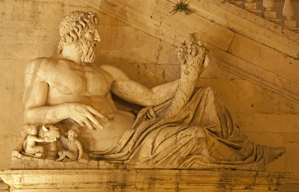 Rom - staty av Tibern för palazzo senatorio — Stockfoto