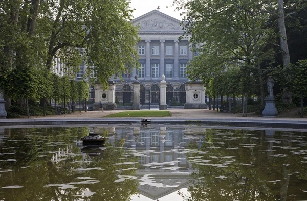 Bruxelas - Parque e edifício do Parlamento Nacional pela manhã — Fotografia de Stock