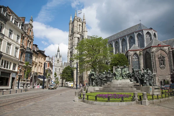 Gent - Aziz Nikolaos Kilisesi ve hubertus ve johannes van eyck Anıtı 24 Haziran 2012 tarihinde gent, Belçika. — Stok fotoğraf