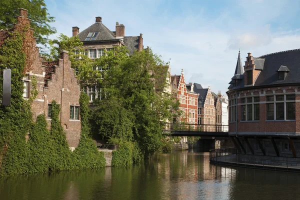 Gent - Kanal und typische Backsteinhäuser im Morgenlicht — Stockfoto