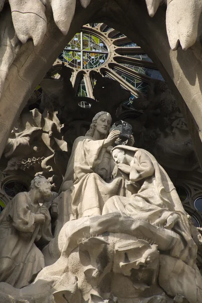 Barcelona - korunovace Panny Marie od s fasádou Gaudího sagrada la Familia — Stock fotografie