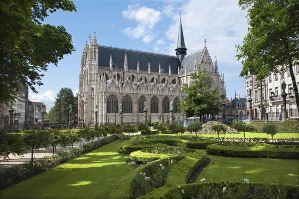 布鲁塞尔-巴黎圣母院杜萨布隆哥特式教堂从东和公园 — 图库照片