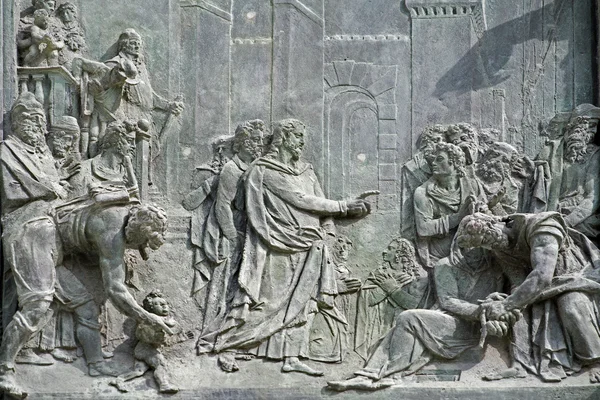 Pisa - detalle de la puerta de la catedral - Jesús el Maestro — Foto de Stock