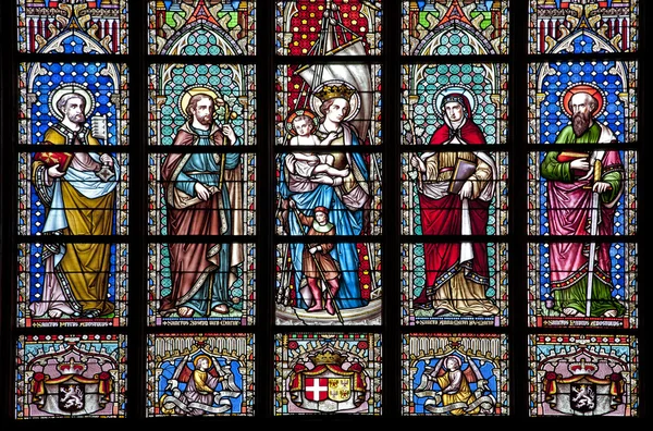 BRUSSELS - JUNE 22: Virgin Mary and saints from windowpane in gothic church Notre Dame du Sablon on June 22, 2012 in Brussels. — Stock Photo, Image