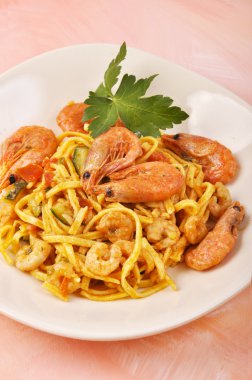 Fettuccine deniz ve dağlar, karides ve kabak...