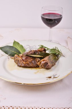 domuz karaciğer ağ ile rulo