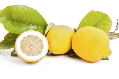 Sarı yapraklar sulu limon