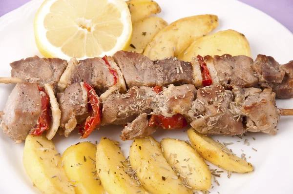 Kebabs ตุรกีกับมันฝรั่ง — ภาพถ่ายสต็อก