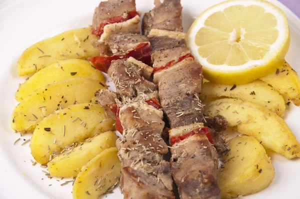 Kebabs ตุรกีกับมันฝรั่ง — ภาพถ่ายสต็อก