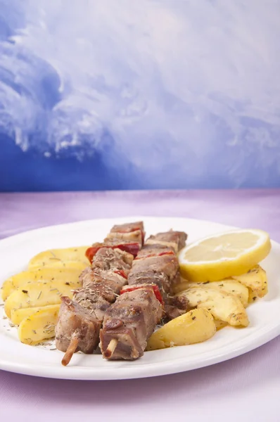 Turkey kebabs with potatoes — Stock Photo, Image