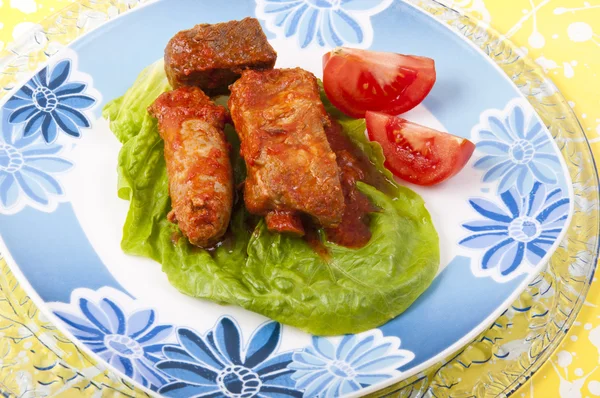 Gemischte Fleischsoße mit Salat und Tomaten — Stockfoto