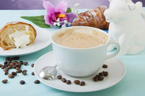 Cappuccino and croissants — Stock Photo, Image