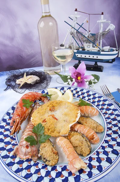 混合の貝のオーブン焼きホタテ — ストック写真
