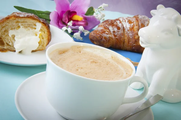 Cappuccino and croissants — Stock Photo, Image