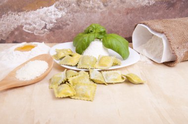 ricotta ve fesleğen ile mantı