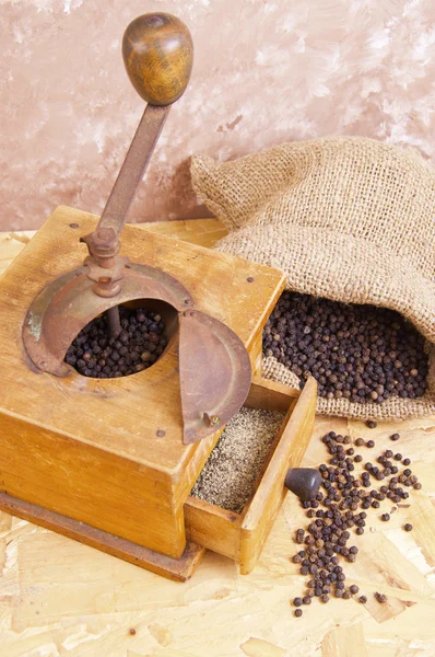 Antik kahve değirmenleri ve biber — Stok fotoğraf