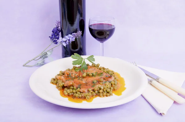 stock image Veal shank with peas and tomato