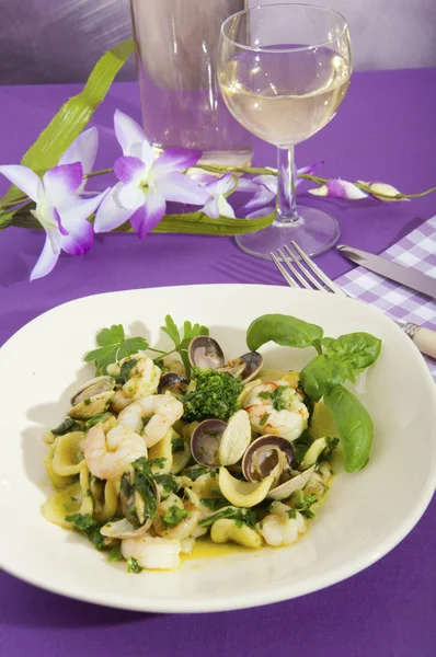 Orecchiette with broccoli with seafood — Stock Photo, Image