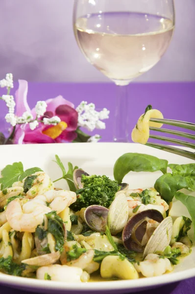 Ореккетт с брокколи с морепродуктами — стоковое фото