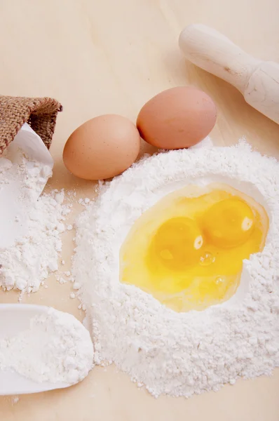 Flour with egg — Stock Photo, Image