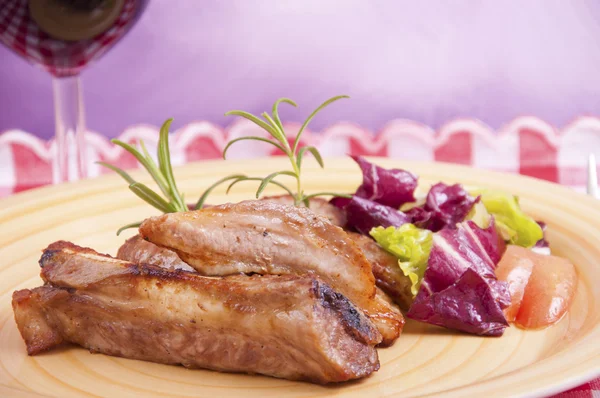 Pork chops met gefrituurde worstjes — Stockfoto