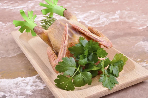 Pigeon with raw ingredients — Stock Photo, Image